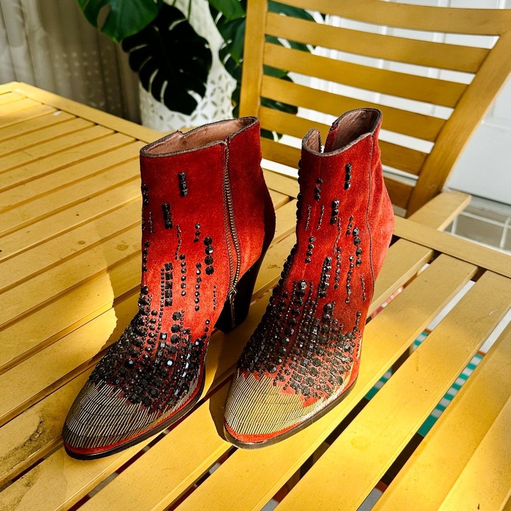 Donald Pliner Genuine Leather Garnet Bootie with Studs - size 9